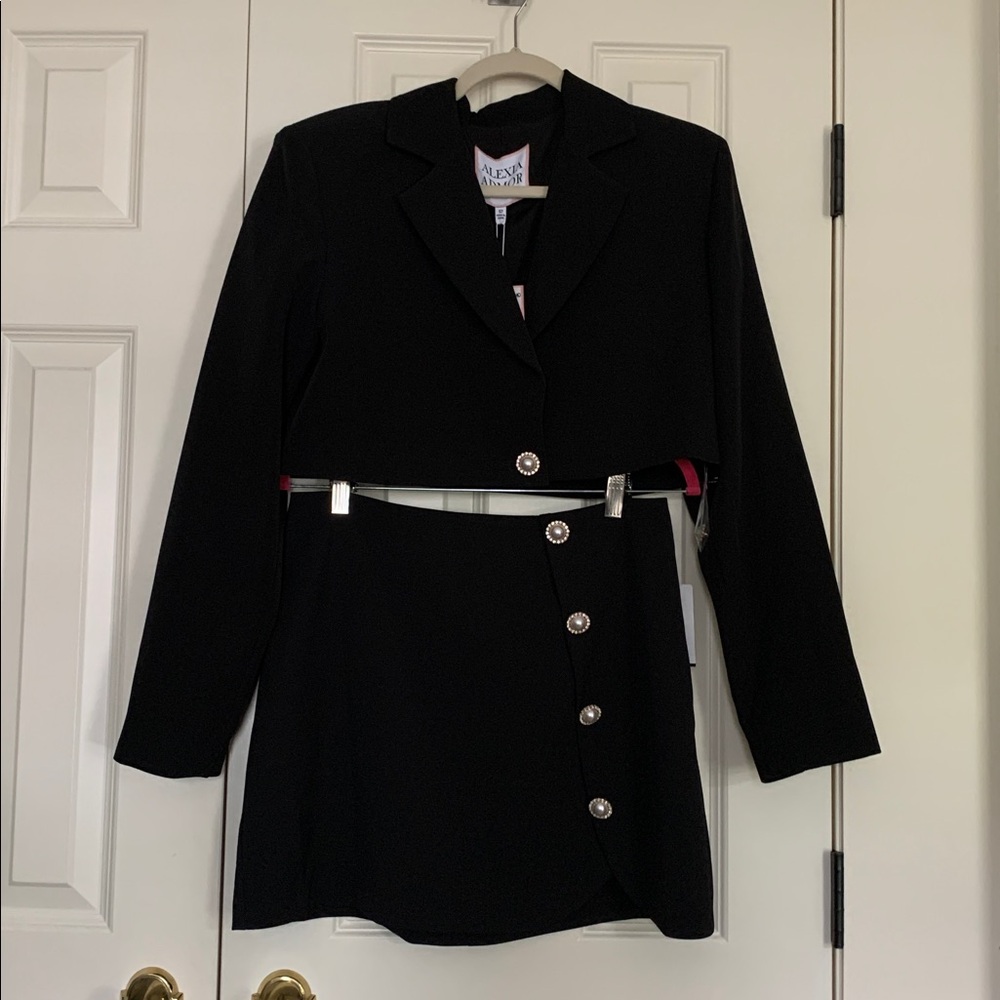 Alexia Admor set Jacket and skirt witb pearl buttons